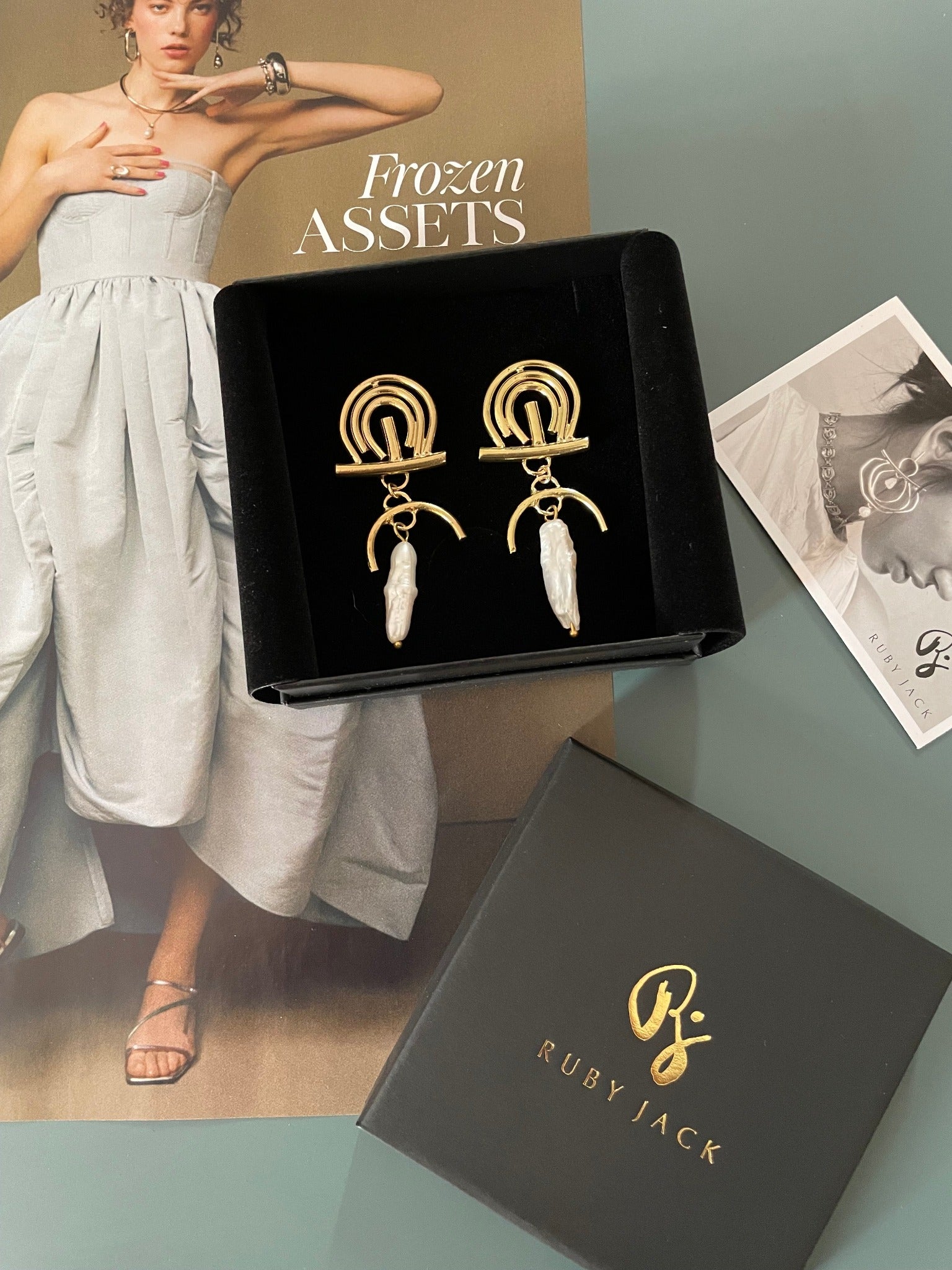 The Dancers Earring (single)